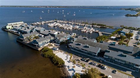 Fishermans village punta gorda - Jul 18, 2023 · Fishermen’s Village is a must-visit for Jon and Jill Williams when they come down from Ohio every year. They’ve been coming for 15 years, and WINK News caught them celebrating their 25-year ...